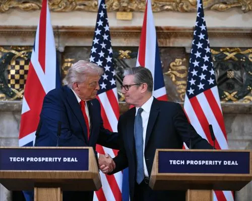 Donald Trump Directs Criticism on Putin and Praises UK in Press Conference with Starmer